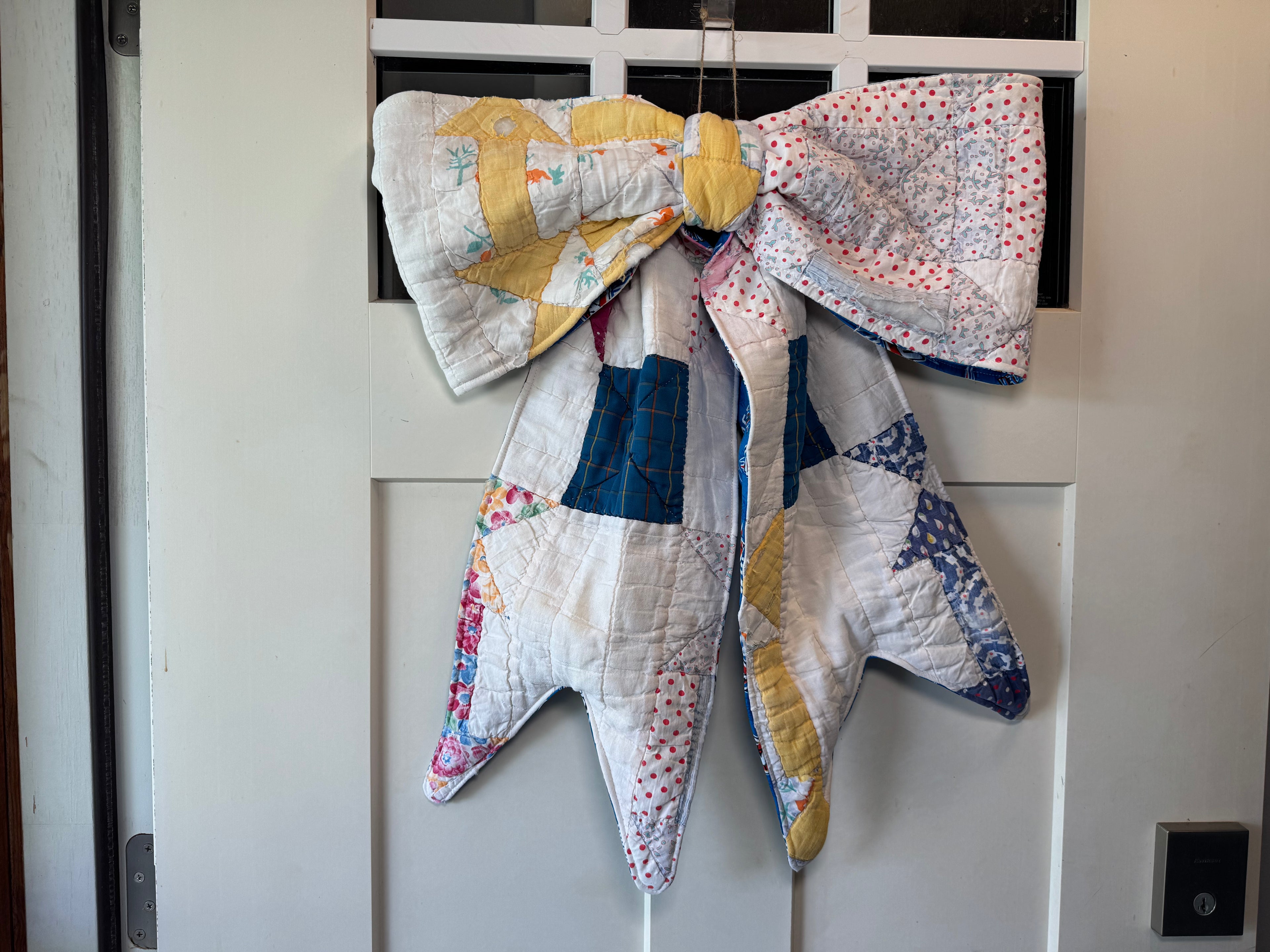 OKC/quilt reversible bow door hanger
