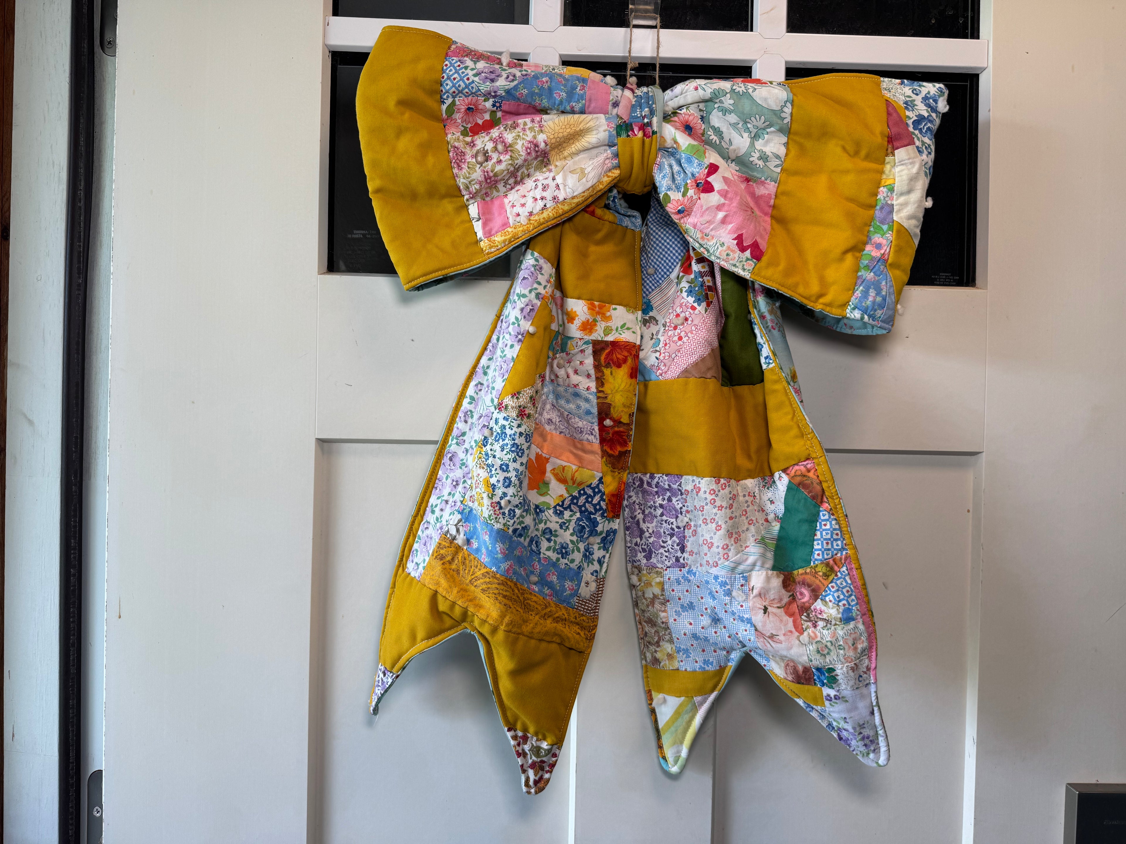 OKC/quilt reversible bow door hanger